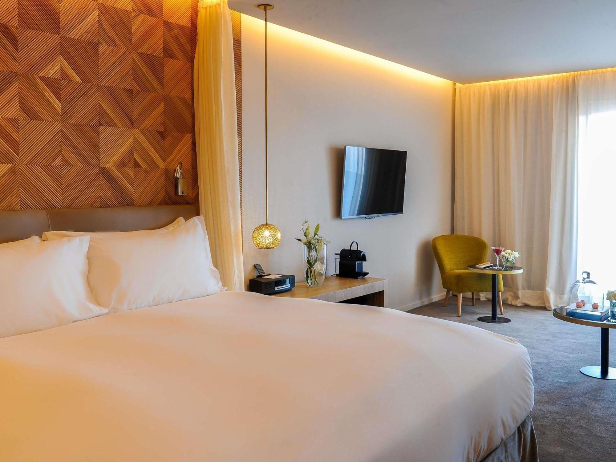 Contemporary Junior King Suite with Mountain and Pool View,1729994807:JPEG